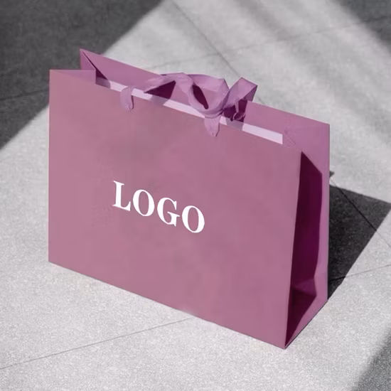 Sacs en papier kraft brun recyclés par vêtement de cadeau d'achat en gros avec poignée en papier torsadé